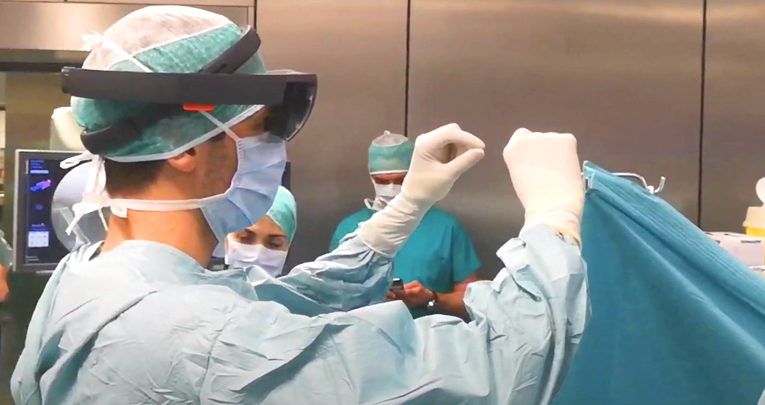 La realtà aumentata nella pratica medica: dalla chirurgia della colonna vertebrale all'assistenza remota